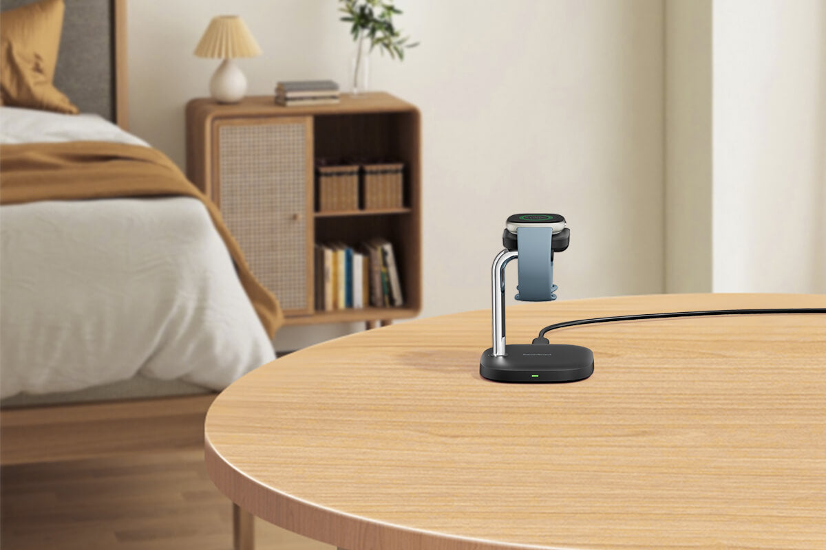 The SwanScout 505FB supports Fitbit Versa 4, giving users a compact way to charge their wearable alongside a phone.